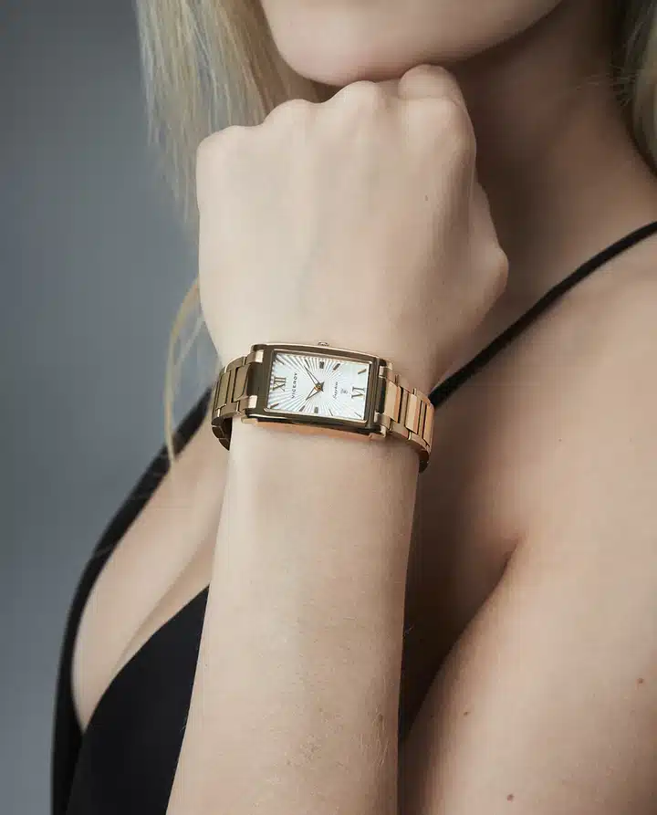 Reloj Viceroy Mujer caja de acero Ip dorado 5 Atm, brazalete de acero Ip dorado, movimiento cuarzo Suizo, Swiss made - Imagen 4