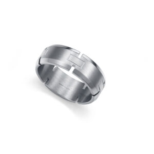 Anillo de hombre de acero con diseño elegante y actual. Disponible en tallas 20, 22, 24 y 26